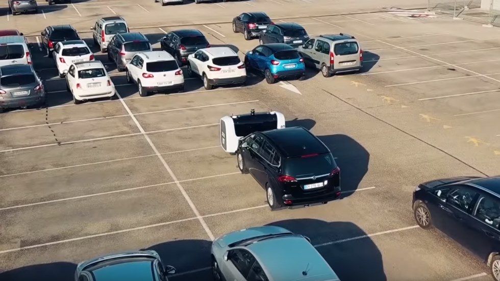 Así funciona el robot que ya aparca coches: es más barato y rápido (VÍDEO)