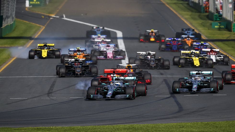 Salida del GP de Australia, con Bottas por delante de Hamilton