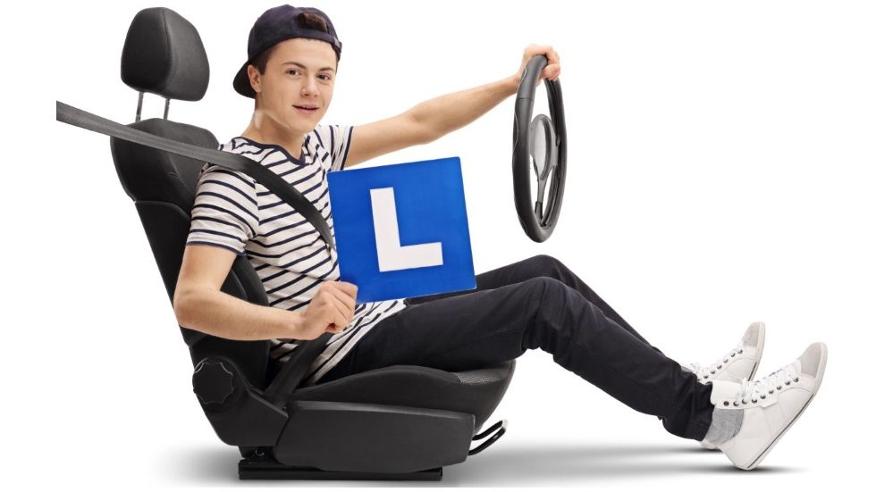Lo que los jóvenes pagan de más por el seguro del coche, y consejos para abaratarlos