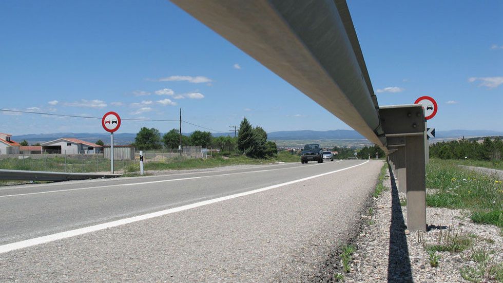 Tráfico multará a los peatones que vayan de esta forma por el arcén