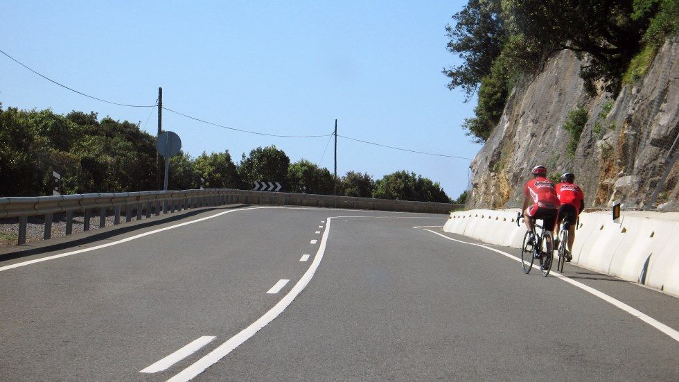 La estafa del ciclista: la policía alerta de un nuevo tipo de robo en carretera
