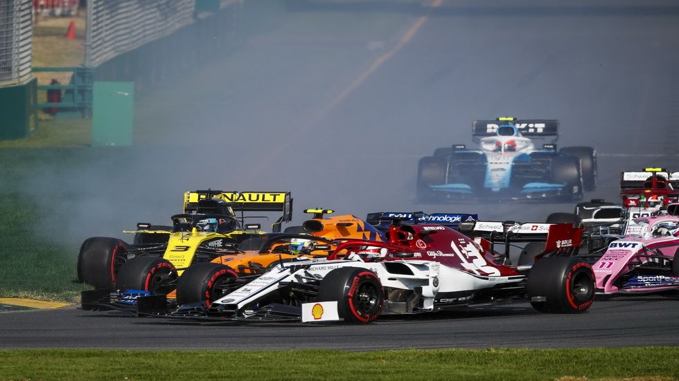 En la salida de Australia, Ricciardo se sale por la hierba