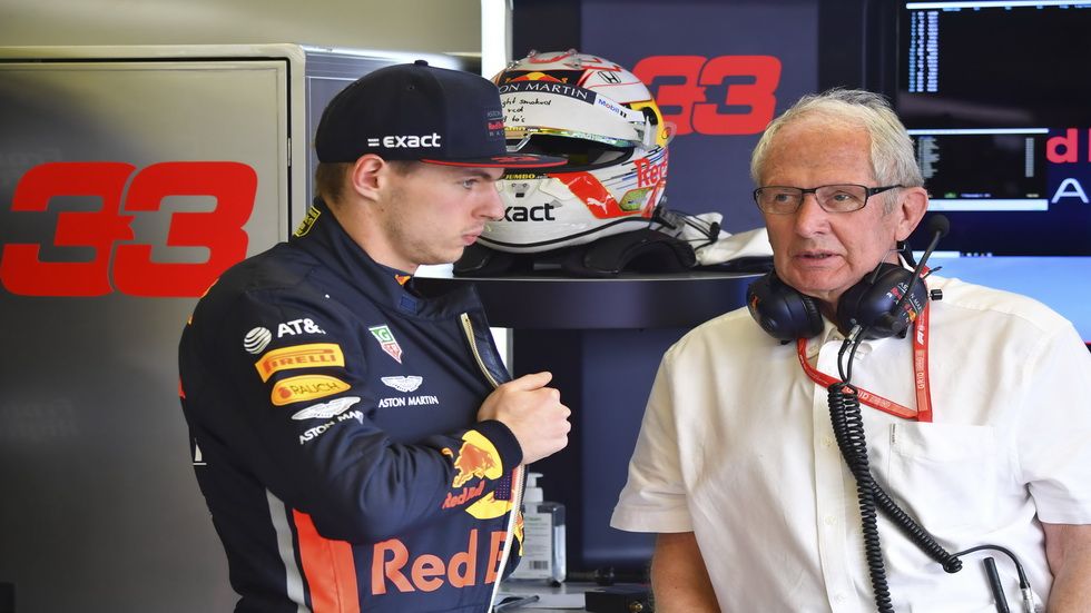 Helmut Marko conversa con Max Verstappen
