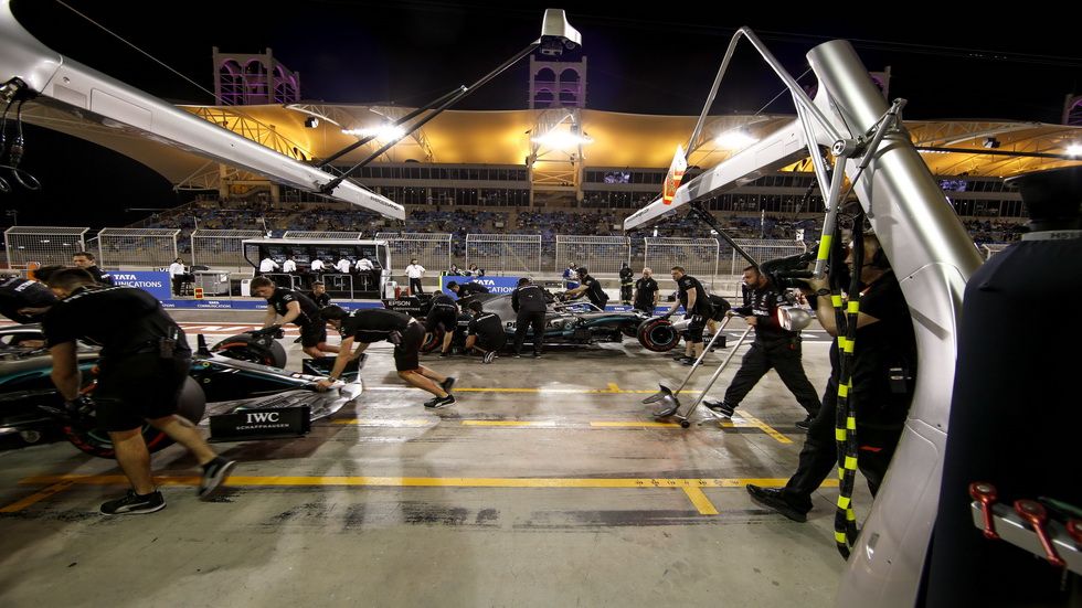 Los mecánicos de Mercedes cambiando los neumáticos al monoplaza de Hamilton