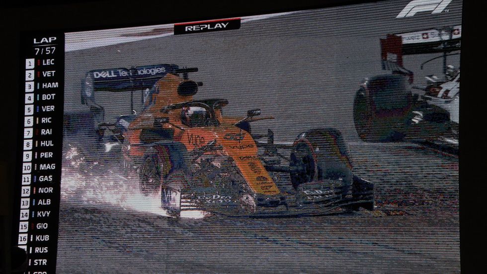 Imagen desde una pantalla del circuito: Sainz adelanta a Verstappen y pincha