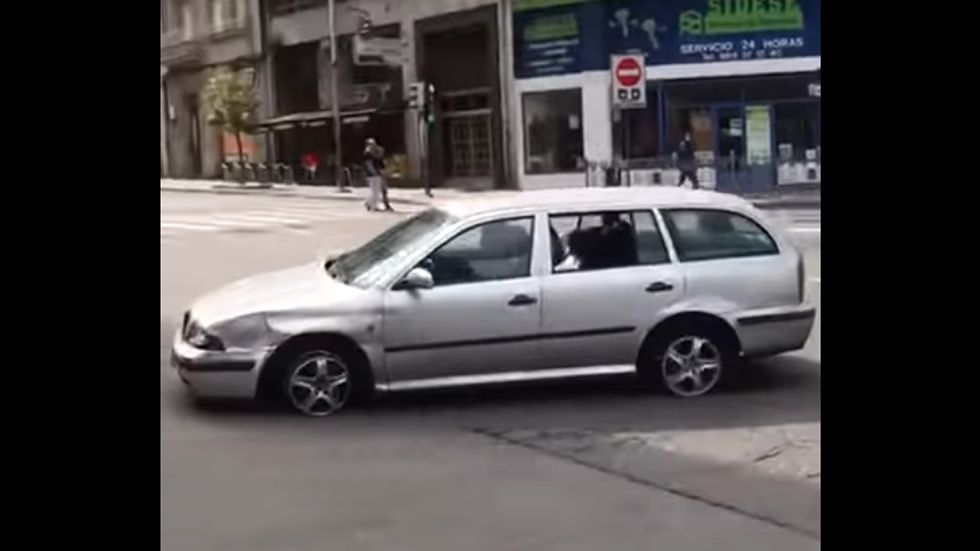 Así circulaba una conductora: borracha y sin dos de los neumáticos