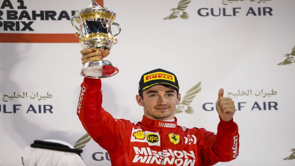 Charles Leclerc (Ferrari) sujetando la copa de tercer clasificado en Baréin