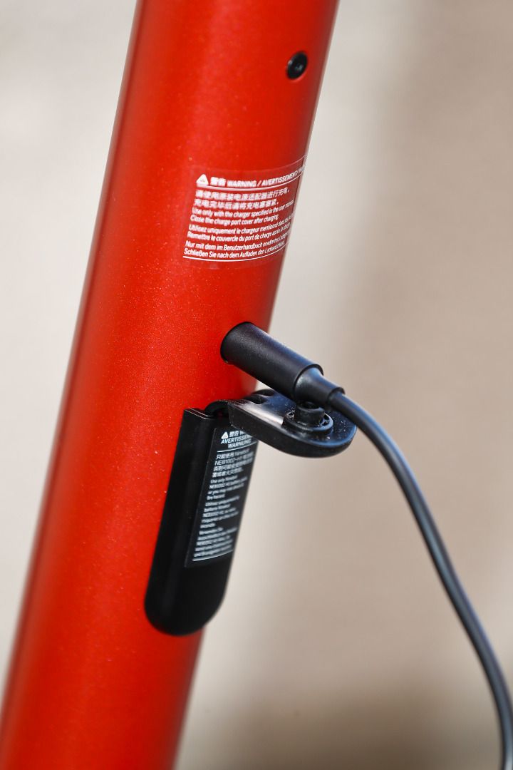 Al manillar del patinete eléctrico de Seat, el eXS KickScooter