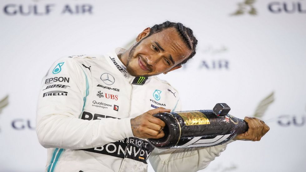 Hamilton en el podio de Baréin