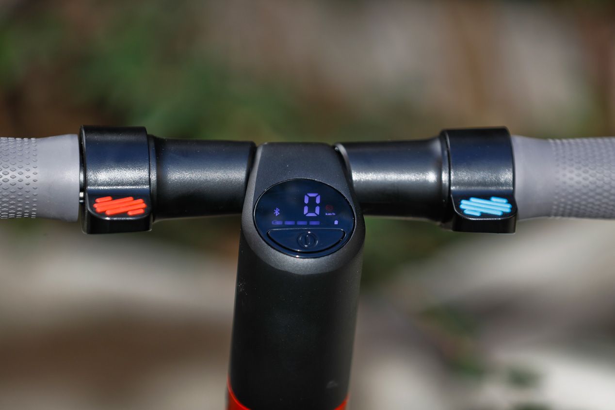 Al manillar del patinete eléctrico de Seat, el eXS KickScooter