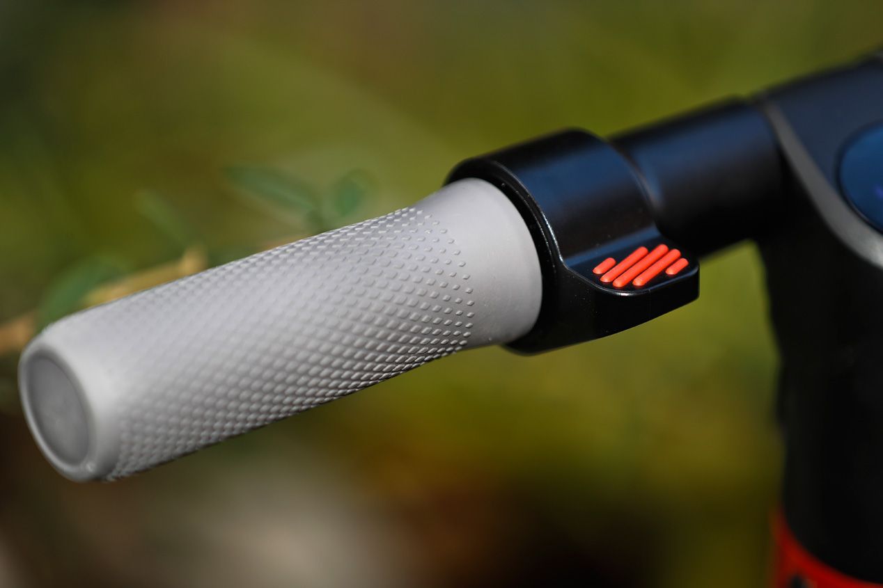 Al manillar del patinete eléctrico de Seat, el eXS KickScooter