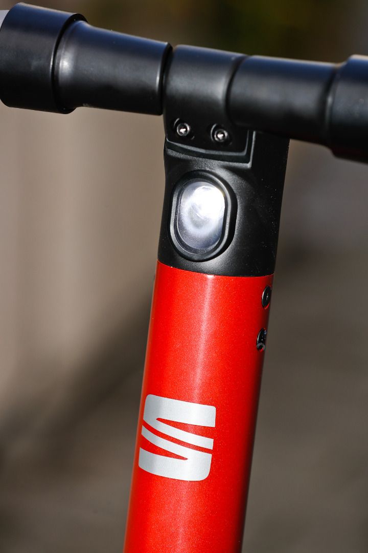 Al manillar del patinete eléctrico de Seat, el eXS KickScooter