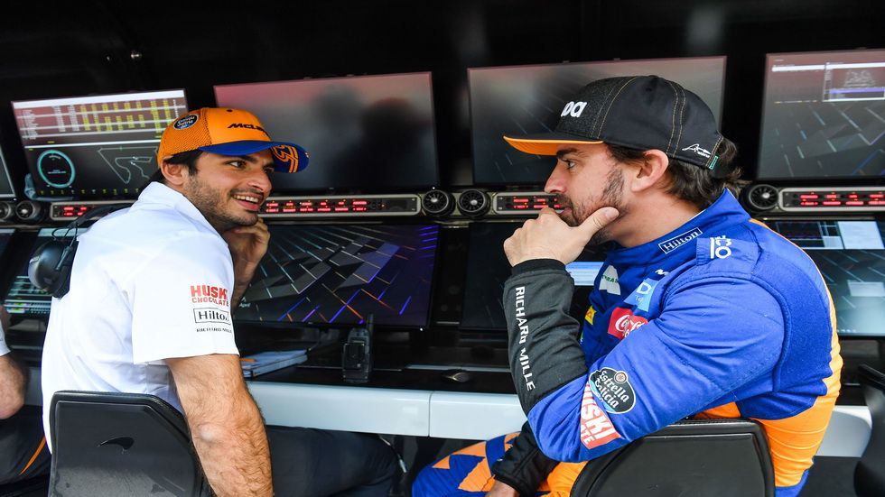 Sainz con Alonso en los test de Baréin