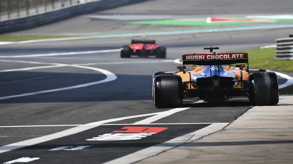 Carlos Sainz sale a la pista durante la FP2