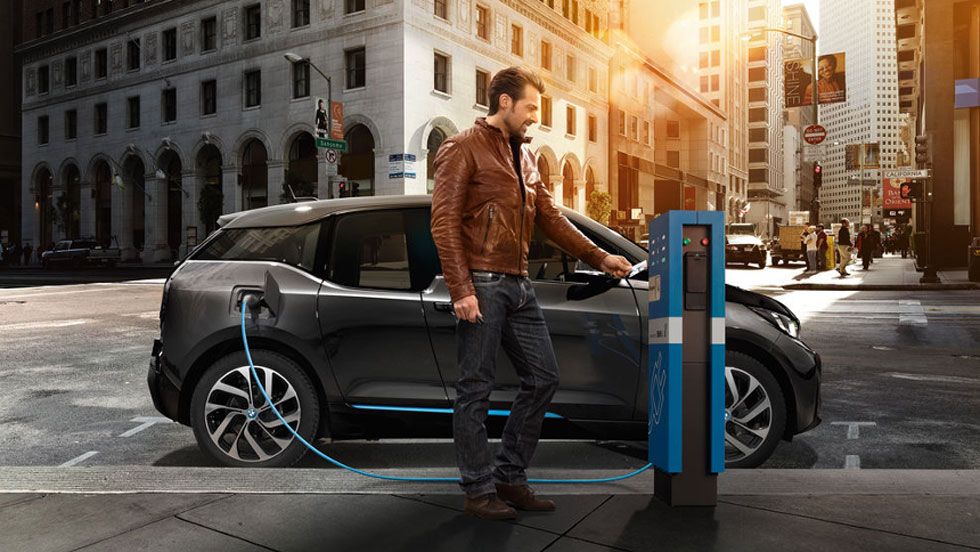 Luz más barata por la noche para cargar coches eléctricos: lo que quiere el Gobierno