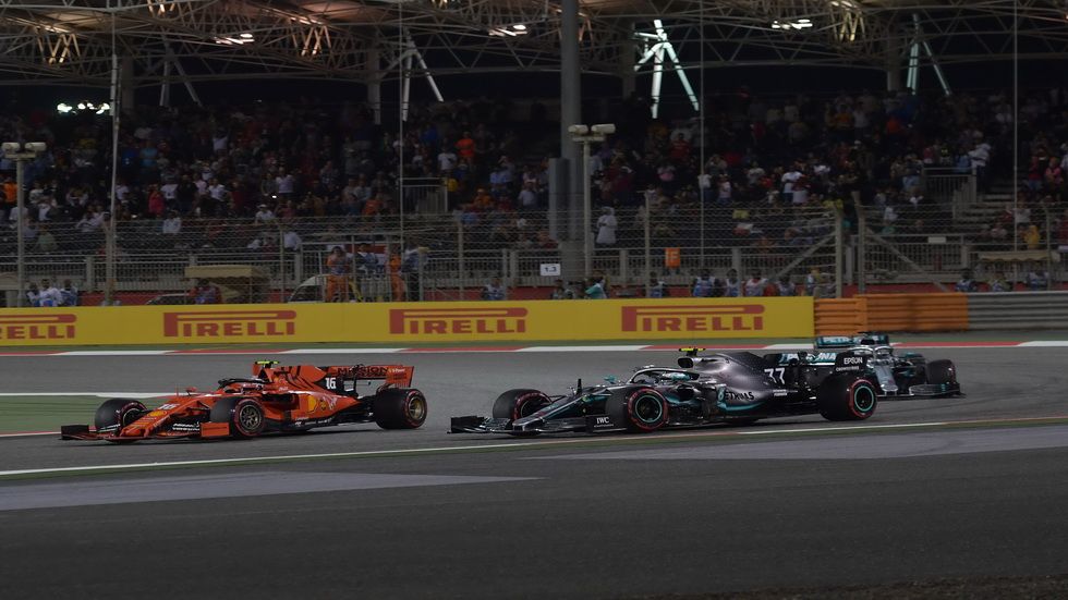 Hamilton adelantó a Leclerc en la carrera de Baréin y ganó la carrera