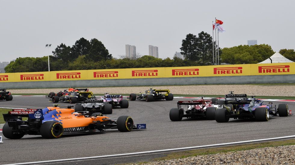 Sainz junto a Norris poco antes del accidente que provocó Kvyat