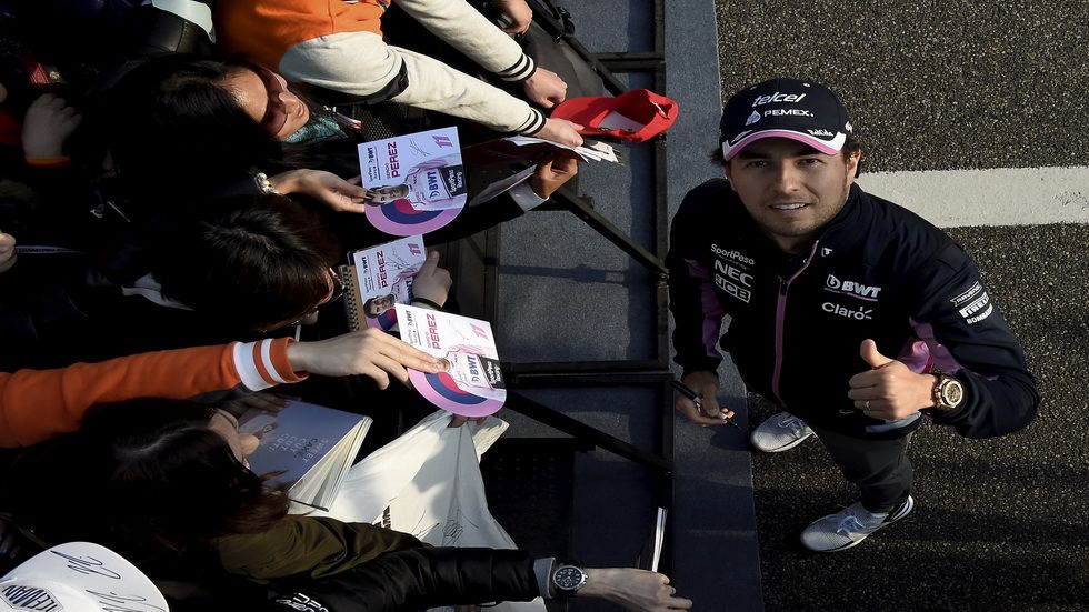 Checo Pérez firmando autógrafos en el pasado GP de China