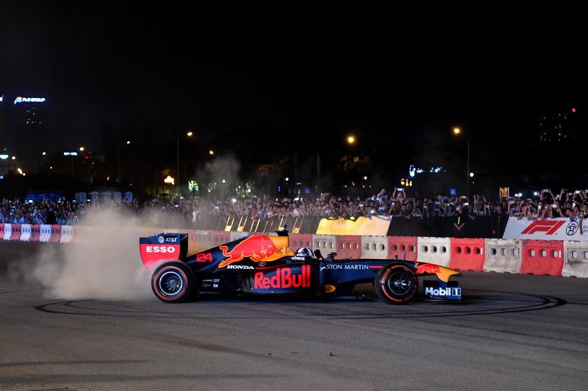 Coulthard con el RB7 en plena acción durante el "road show" de Hanoi
