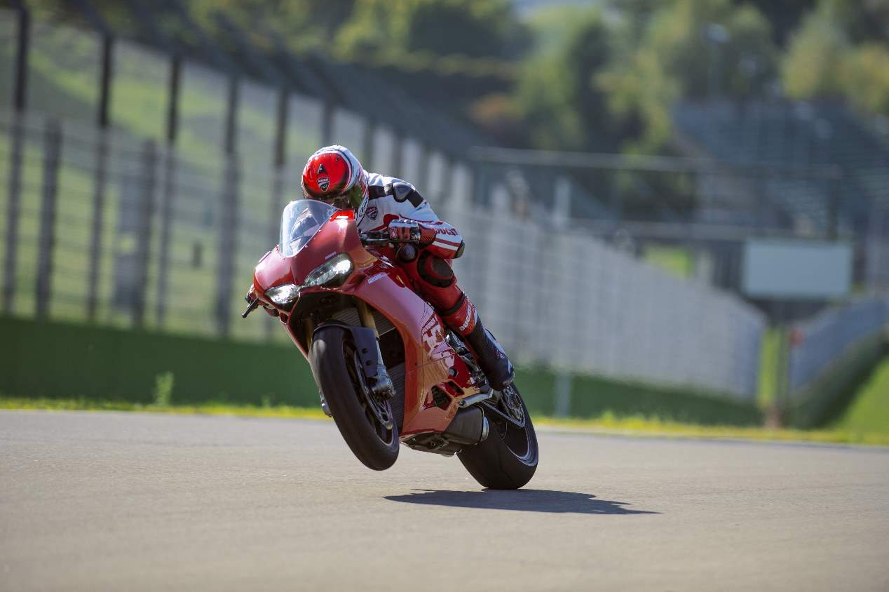 Audi e-tron GT vs Ducati Panigale V4 R: el duelo, en fotos