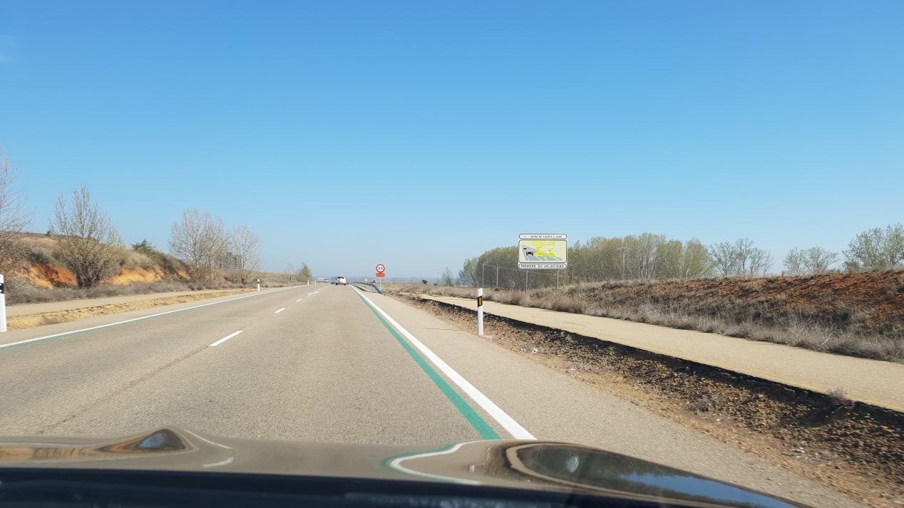 ¿Qué significan y controlan las líneas verdes en la carretera?