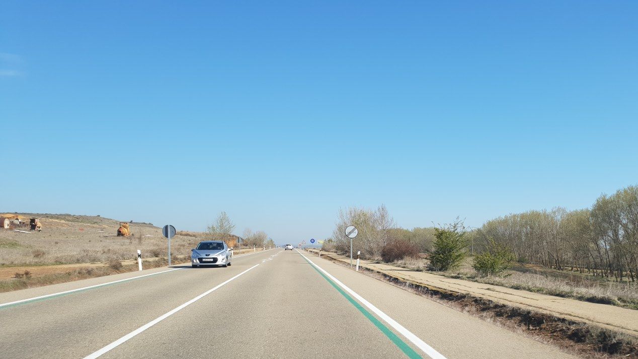 ¿Qué significan y controlan las líneas verdes en la carretera?