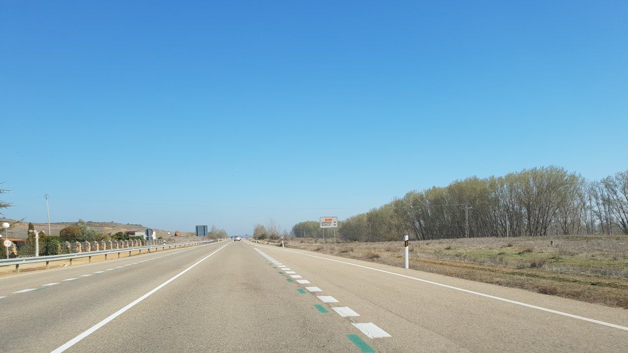 ¿Qué significan y controlan las líneas verdes en la carretera?