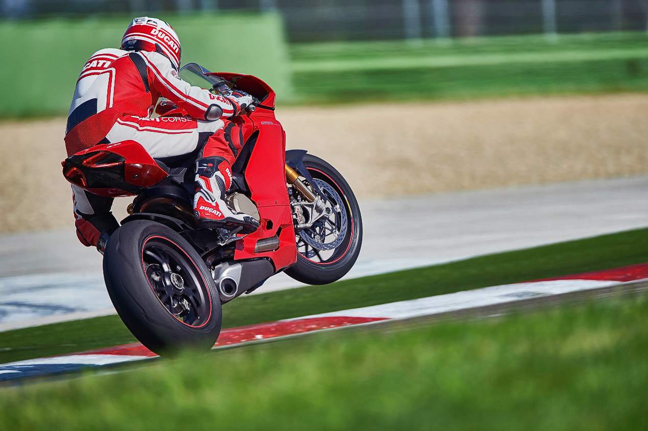 Audi e-tron GT vs Ducati Panigale V4 R: el duelo, en fotos