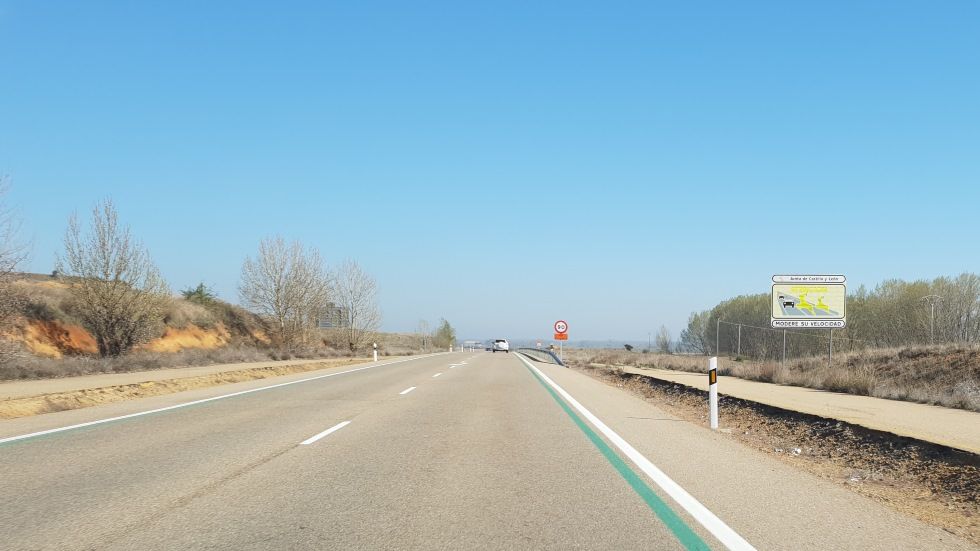 Líneas verdes en carretera: qué son, qué controlan, dónde están… ¿se multa?