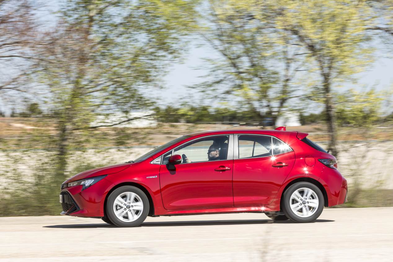 Comparativa: Mazda 3 Skyactiv-G 2.0 vs Toyota Corolla 125H