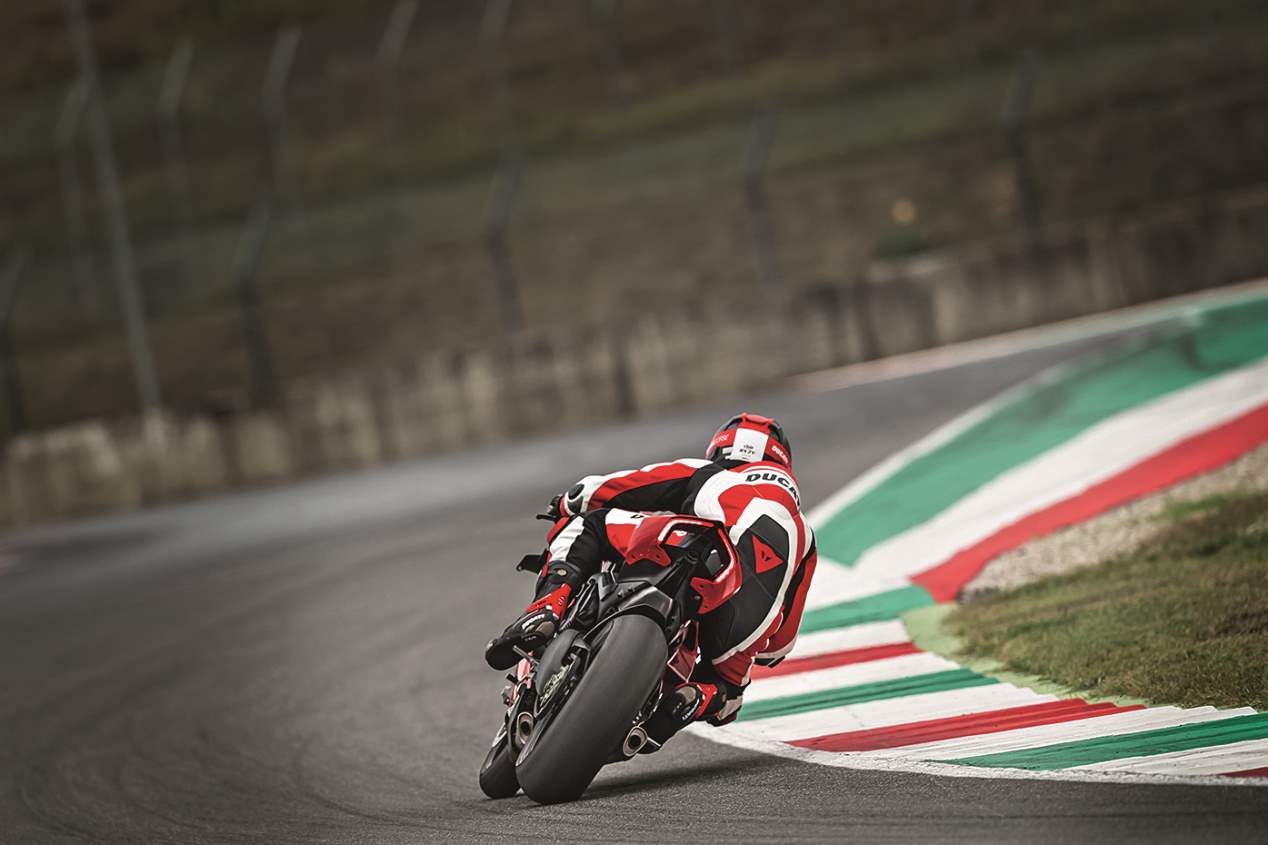 Audi e-tron GT vs Ducati Panigale V4 R: el duelo, en fotos