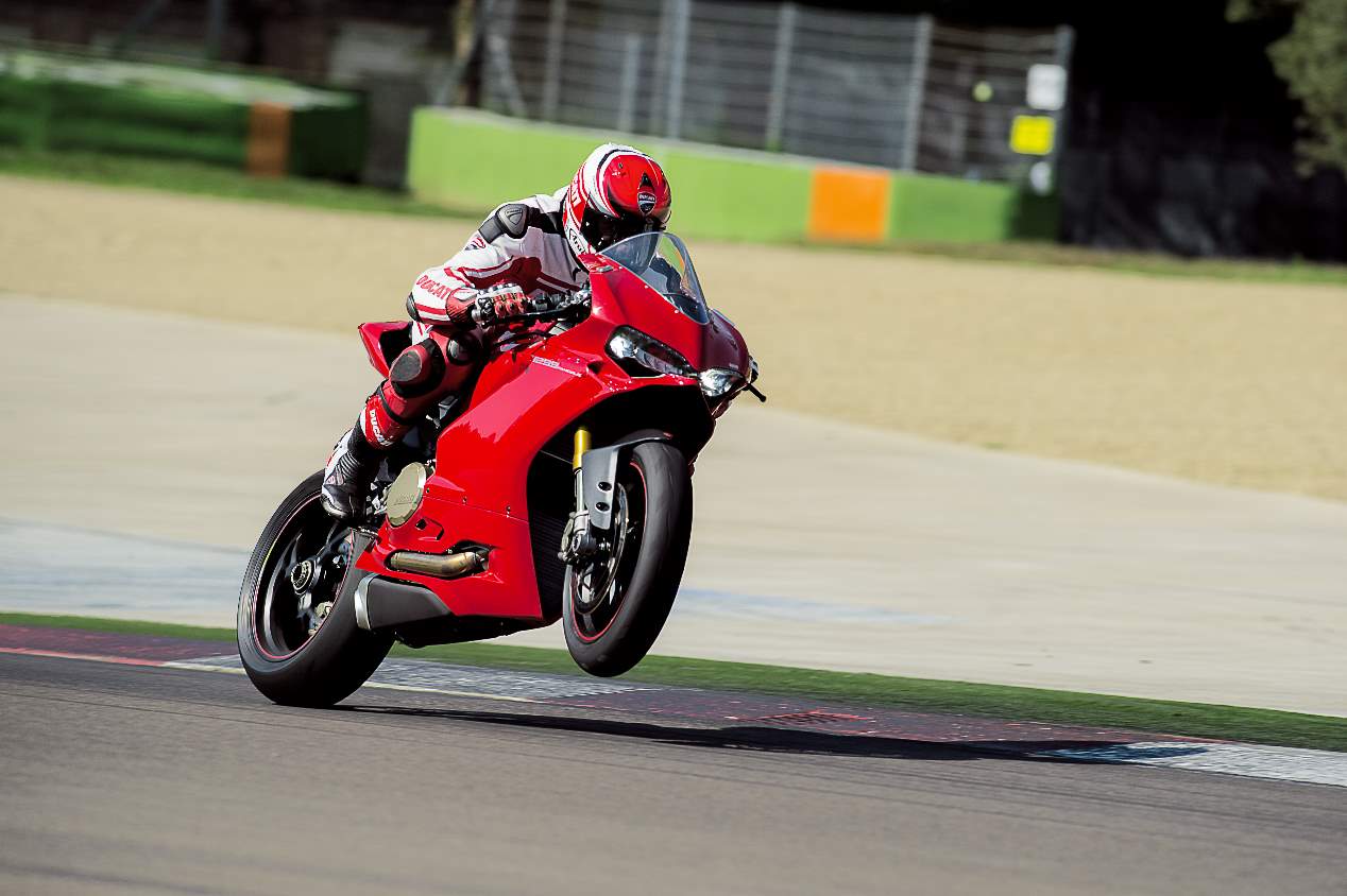 Audi e-tron GT vs Ducati Panigale V4 R: el duelo, en fotos