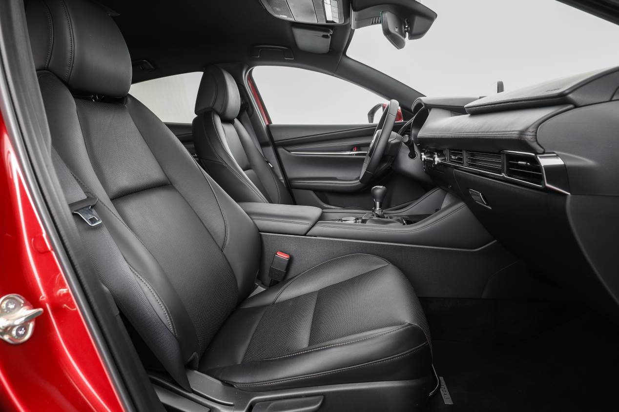 Comparativa: Mazda 3 Skyactiv-G 2.0 vs Toyota Corolla 125H