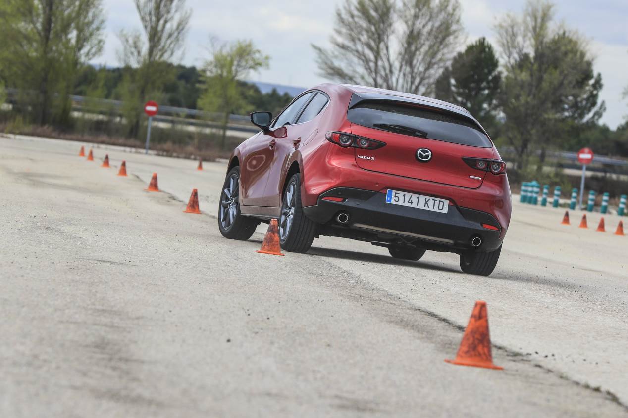 Comparativa: Mazda 3 Skyactiv-G 2.0 vs Toyota Corolla 125H