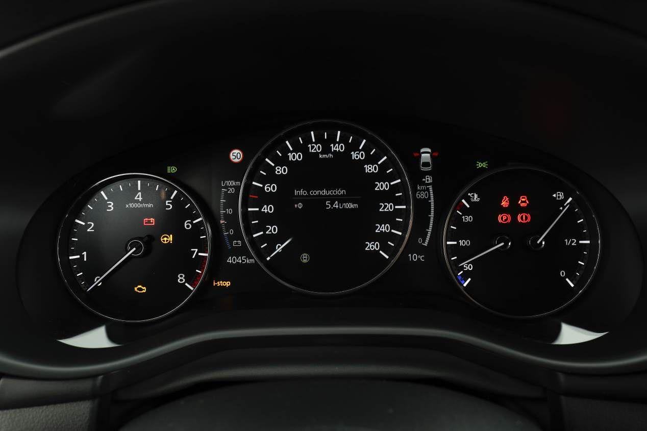 Comparativa: Mazda 3 Skyactiv-G 2.0 vs Toyota Corolla 125H