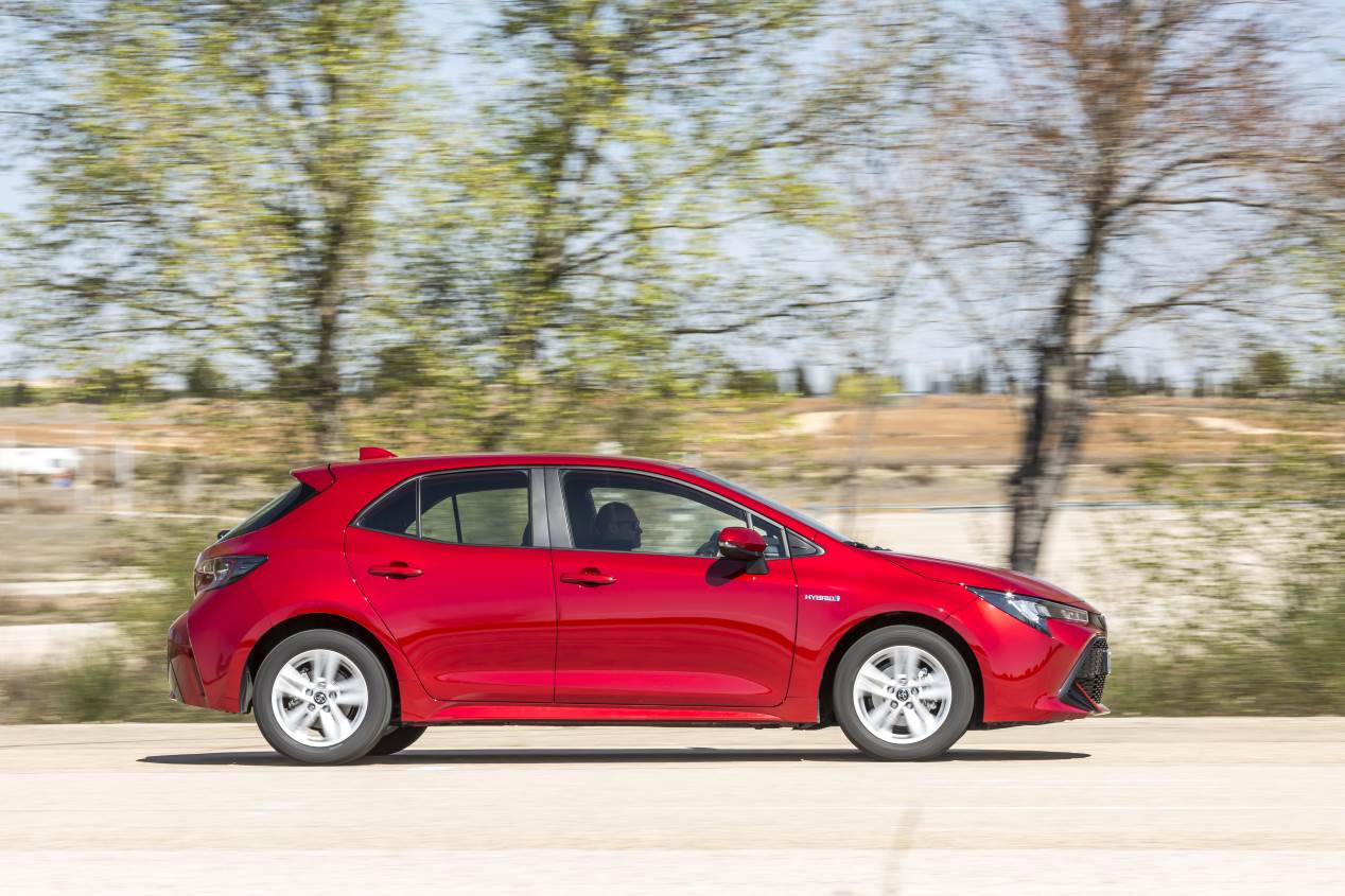 Comparativa: Mazda 3 Skyactiv-G 2.0 vs Toyota Corolla 125H