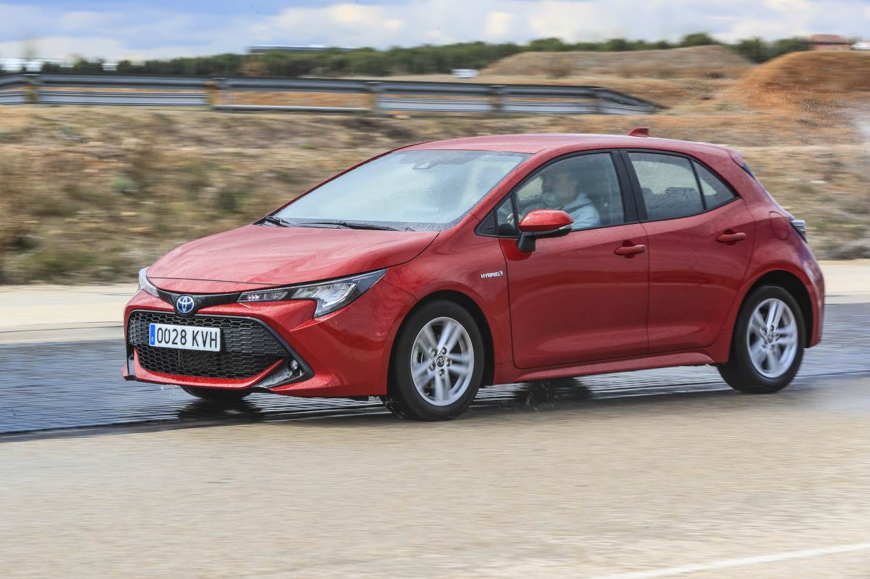 Comparativa: Mazda 3 Skyactiv-G 2.0 vs Toyota Corolla 125H