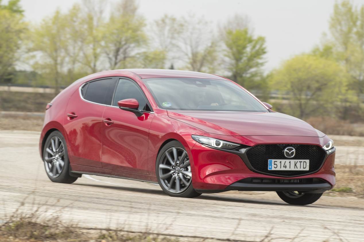 Comparativa: Mazda 3 Skyactiv-G 2.0 vs Toyota Corolla 125H
