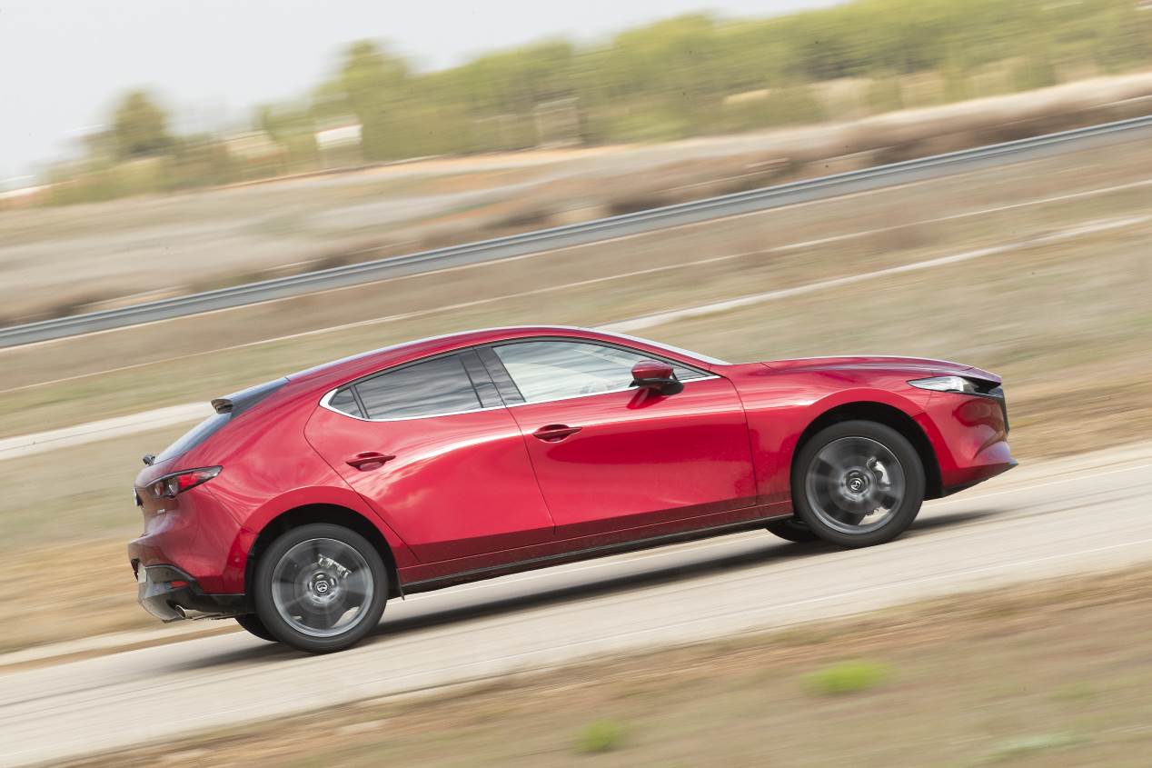 Comparativa: Mazda 3 Skyactiv-G 2.0 vs Toyota Corolla 125H