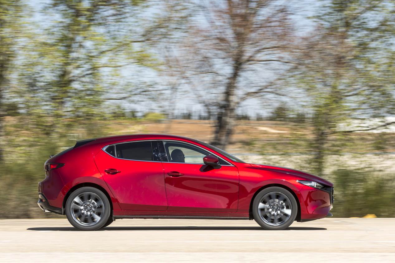 Comparativa: Mazda 3 Skyactiv-G 2.0 vs Toyota Corolla 125H