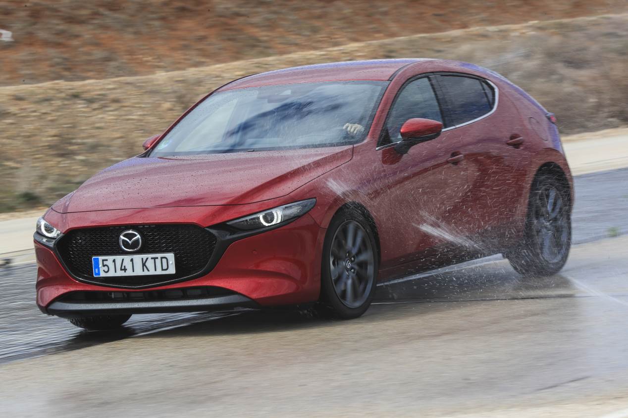 Comparativa: Mazda 3 Skyactiv-G 2.0 vs Toyota Corolla 125H