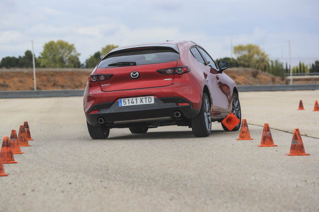 Comparativa: Mazda 3 Skyactiv-G 2.0 vs Toyota Corolla 125H