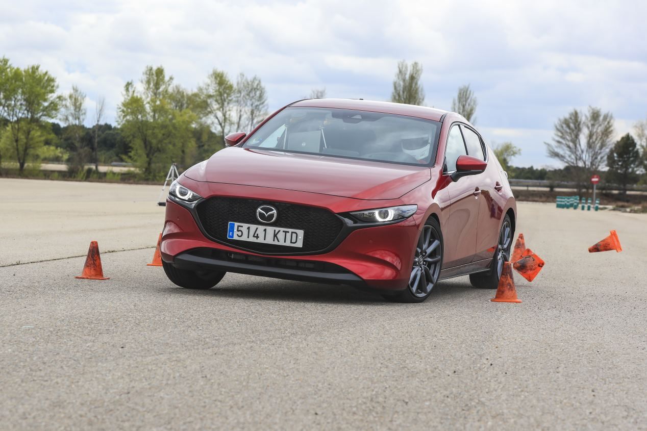 Comparativa: Mazda 3 Skyactiv-G 2.0 vs Toyota Corolla 125H