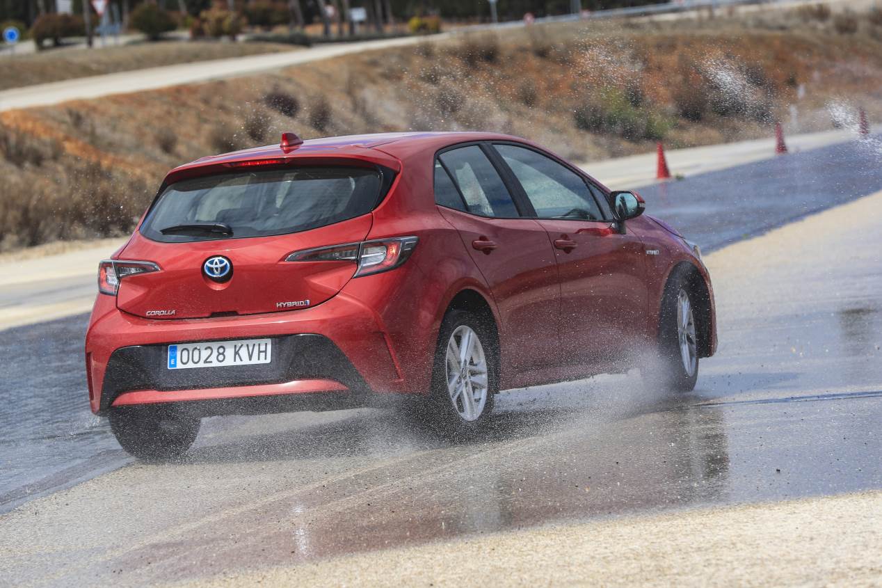 Comparativa: Mazda 3 Skyactiv-G 2.0 vs Toyota Corolla 125H
