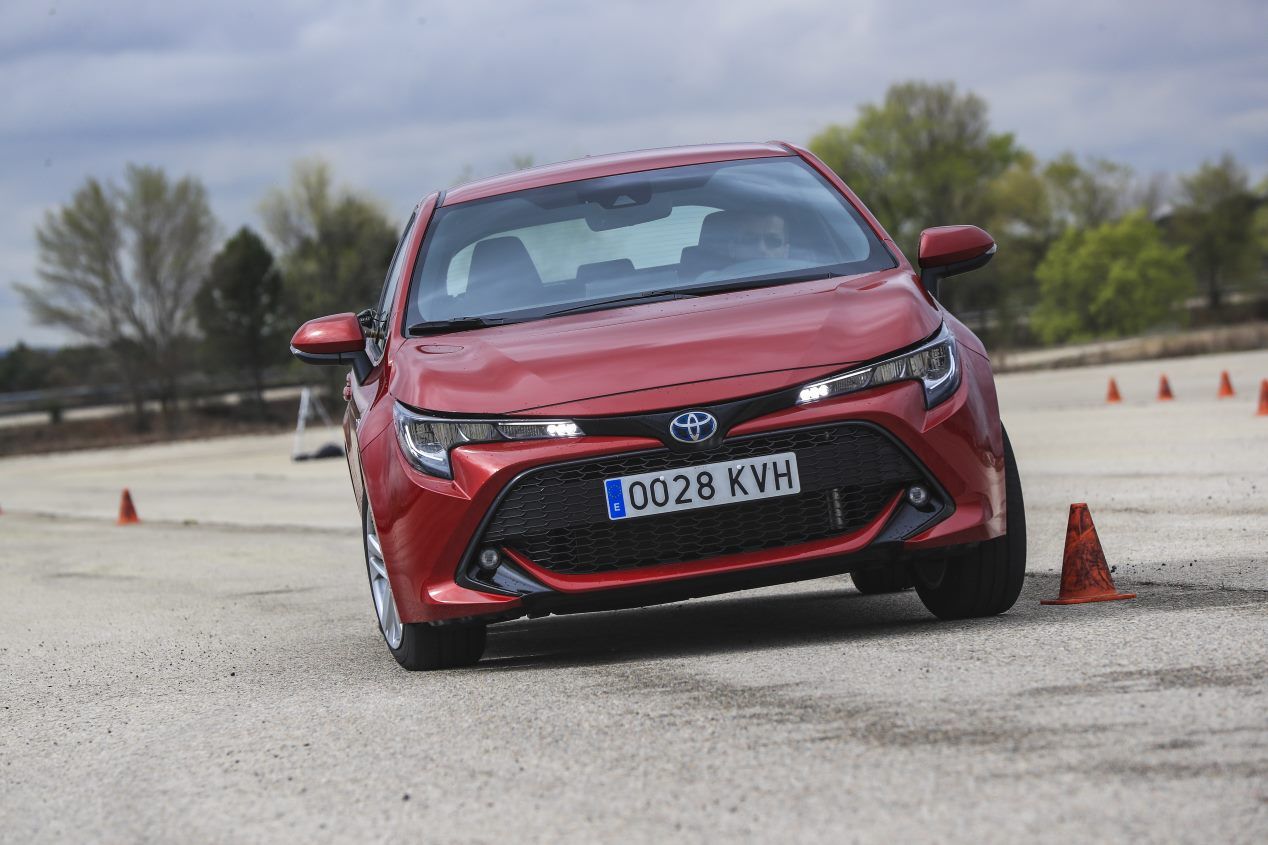 Comparativa: Mazda 3 Skyactiv-G 2.0 vs Toyota Corolla 125H