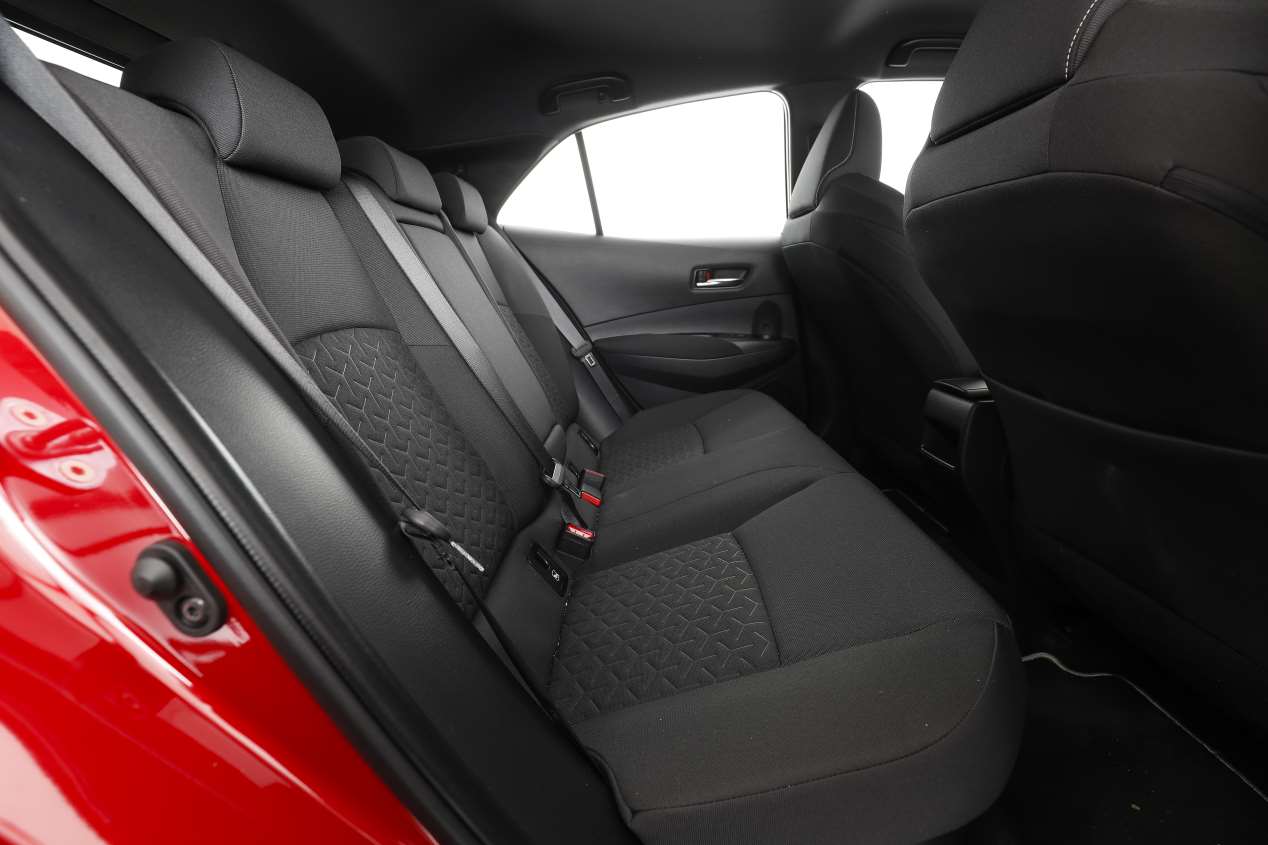 Comparativa: Mazda 3 Skyactiv-G 2.0 vs Toyota Corolla 125H