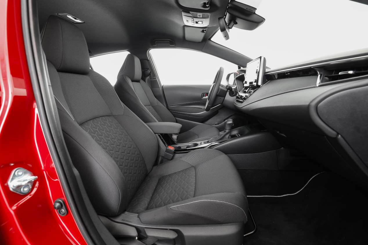 Comparativa: Mazda 3 Skyactiv-G 2.0 vs Toyota Corolla 125H