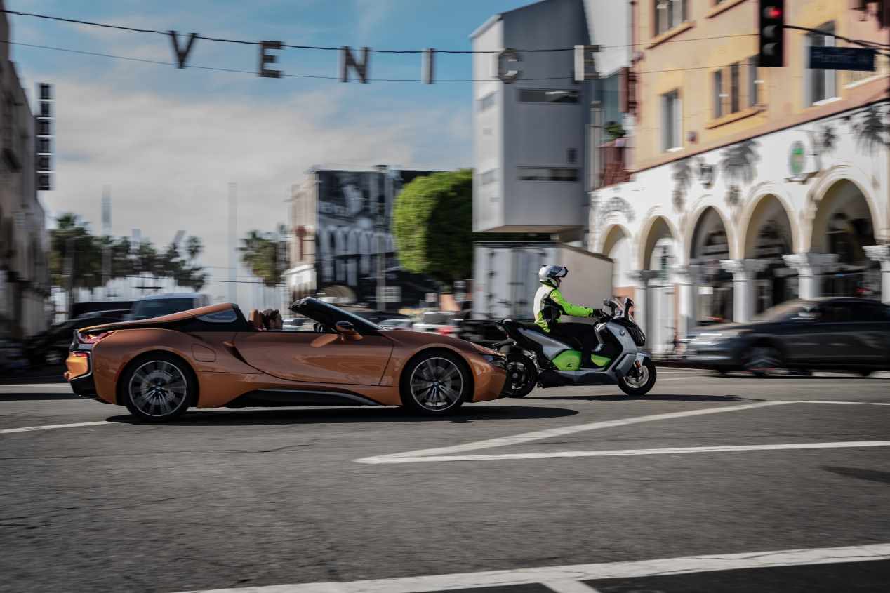 BMW i8 Roadster y C Evolution: movilidad eléctrica a 2 y 4 ruedas... ¡por Los Ángeles!