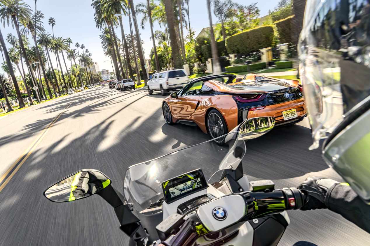 BMW i8 Roadster y C Evolution: movilidad eléctrica a 2 y 4 ruedas... ¡por Los Ángeles!