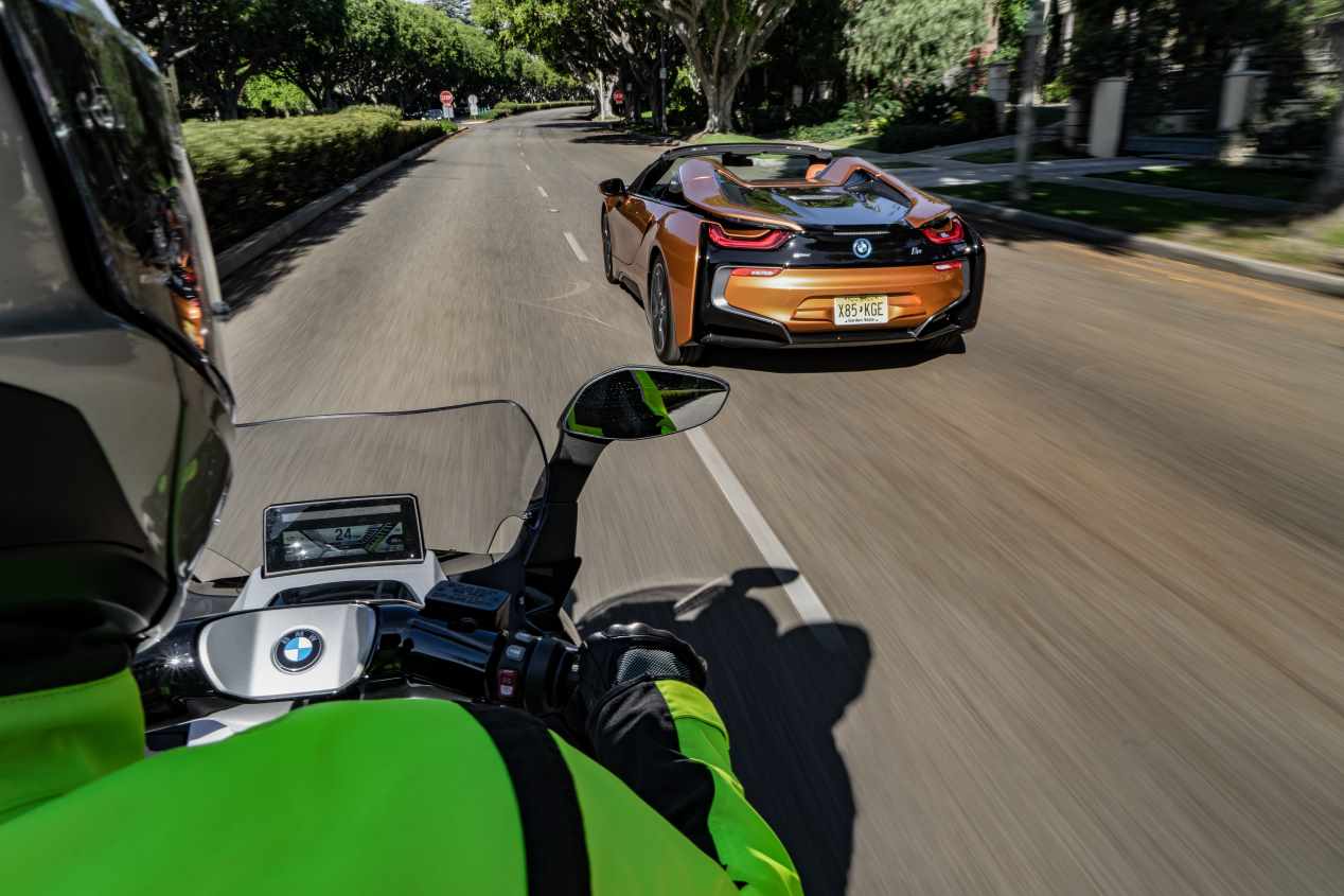 BMW i8 Roadster y C Evolution: movilidad eléctrica a 2 y 4 ruedas... ¡por Los Ángeles!